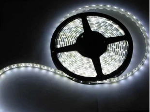 Bandă LED alb RECE cu diode MICI, 300 buc.
