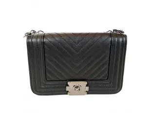 Geantă neagră interesantă - o opțiune excelentă