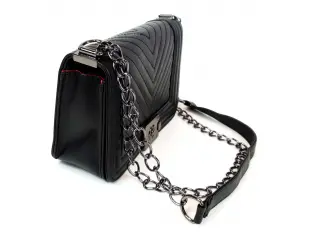 Geantă neagră interesantă - o opțiune excelentă