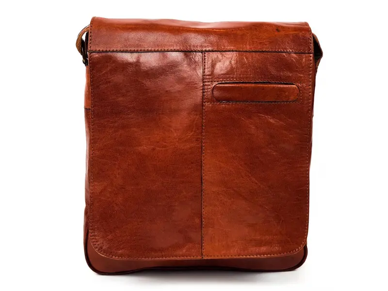 Geantă bărbătească din piele maro cu clapă Geantă bărbătească din piele maro cu clapă